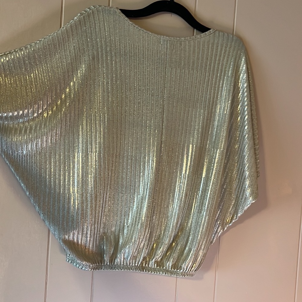 Gold shimmery top for casual or going out! Size small - Picture 2 of 7